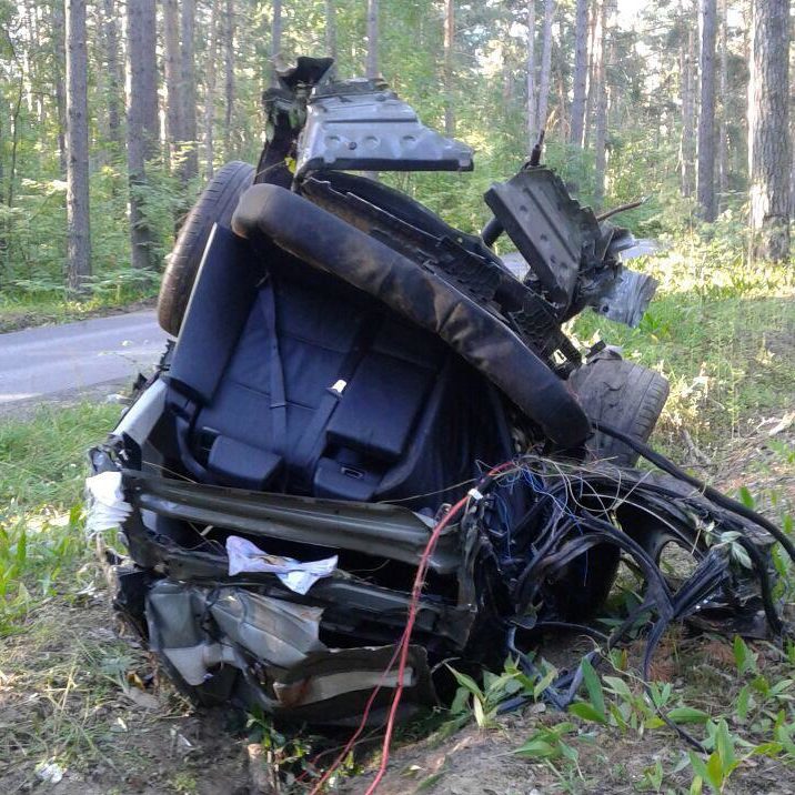 В Татарстане BMW «встретилась» с деревом и разлетелась на части – три человека в больнице