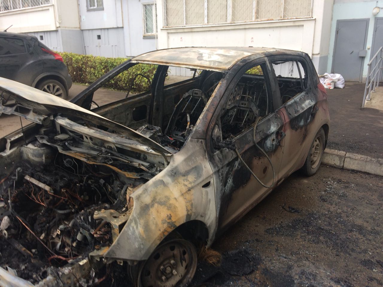 Где сгорели машины. Сгорела машина Набережные Челны. Как понять что машина горела. Где сгорели машины в Челнах.
